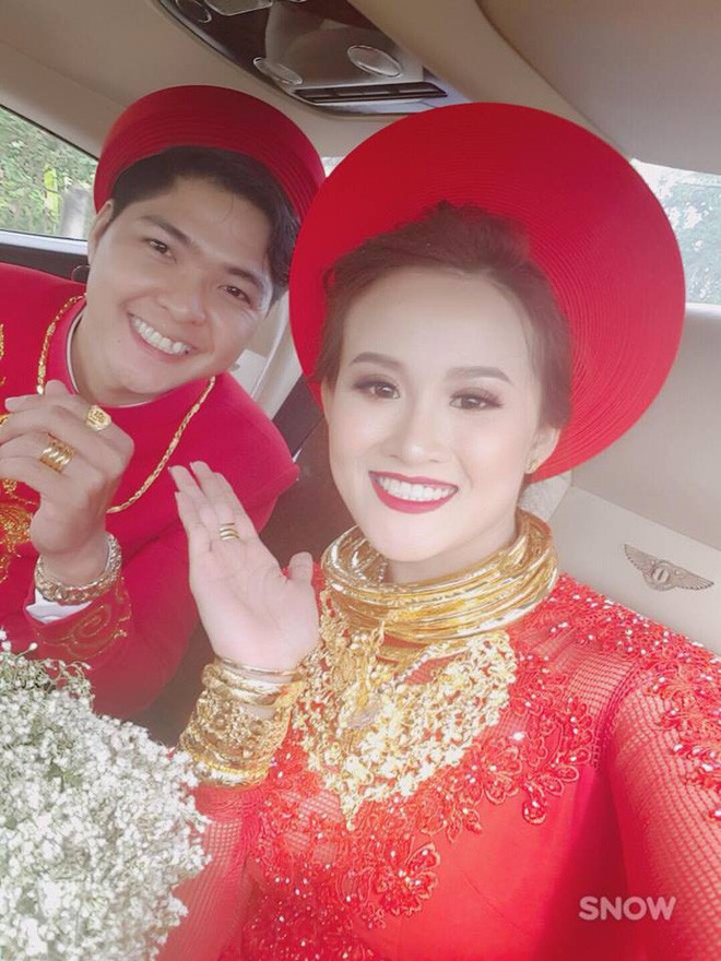 Xuất hiện đám cưới 100 cây vàng đình đám đến mức cô dâu trĩu cổ, chật kín hai tay vì vàng ở Cà Mau khiến MXH xôn xao Xuất hiện đám cưới 100 cây vàng đình đám đến mức cô dâu trĩu cổ, chật kín hai tay vì vàng ở Cà Mau khiến MXH xôn xao